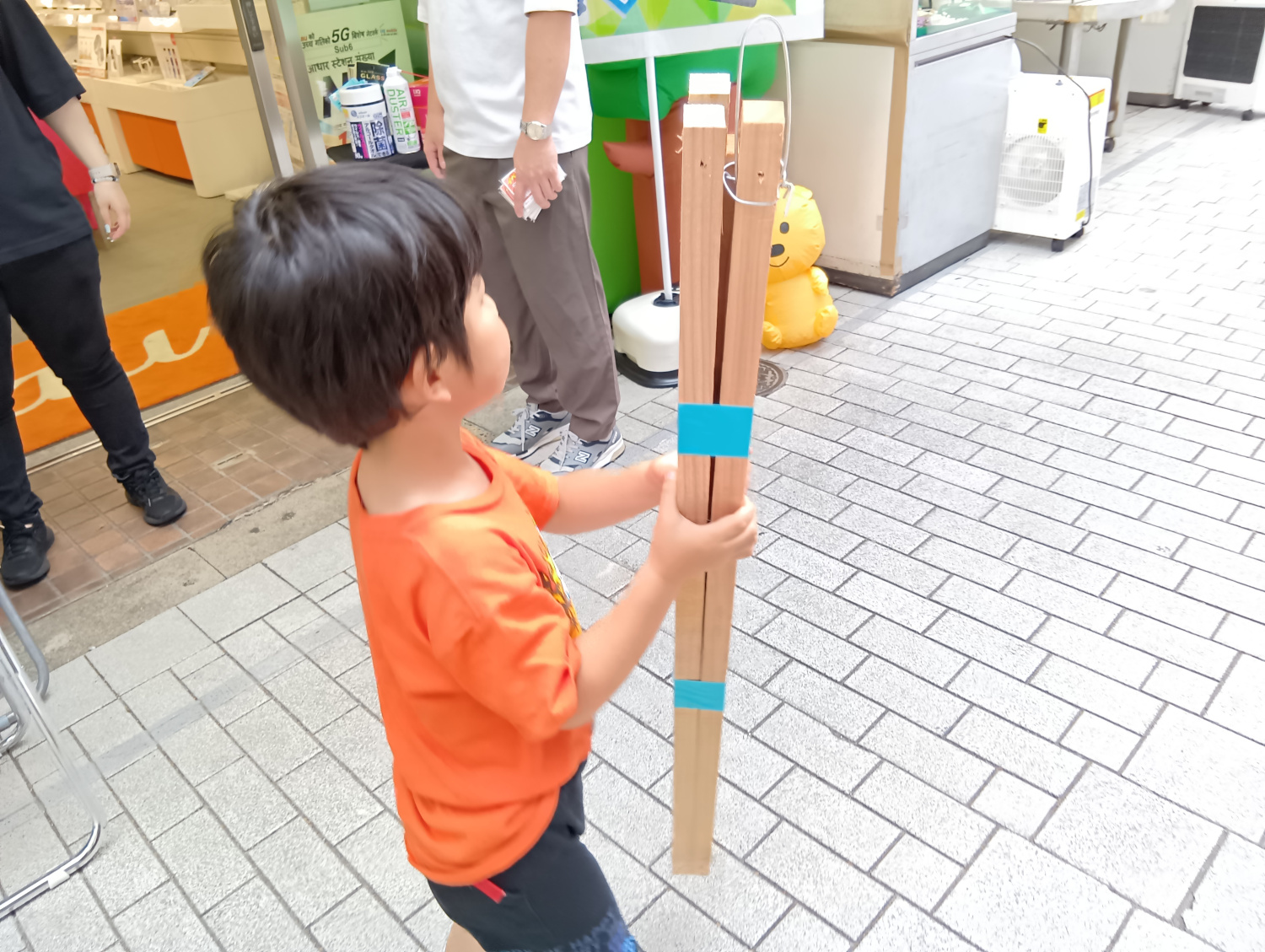 ハリボテキットを運ぶ子ども