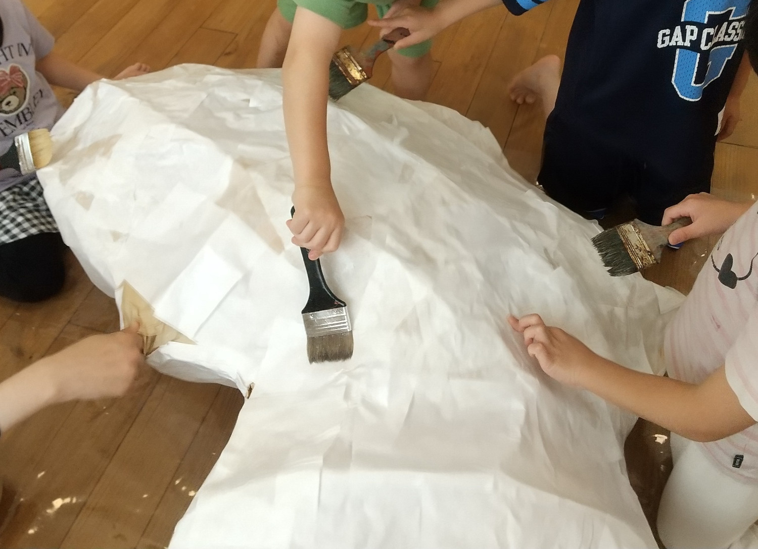 骨組みに紙を貼っていく様子