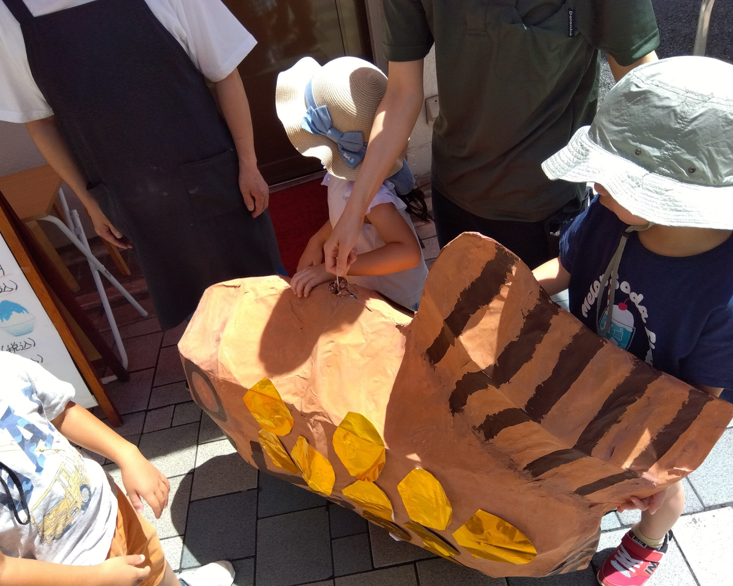 完成したハリボテを見せる子ども