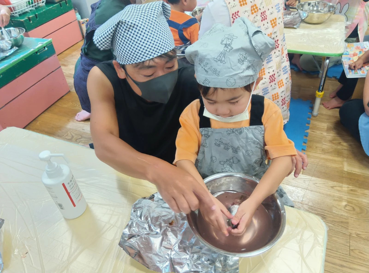 イワシを手開きする子ども