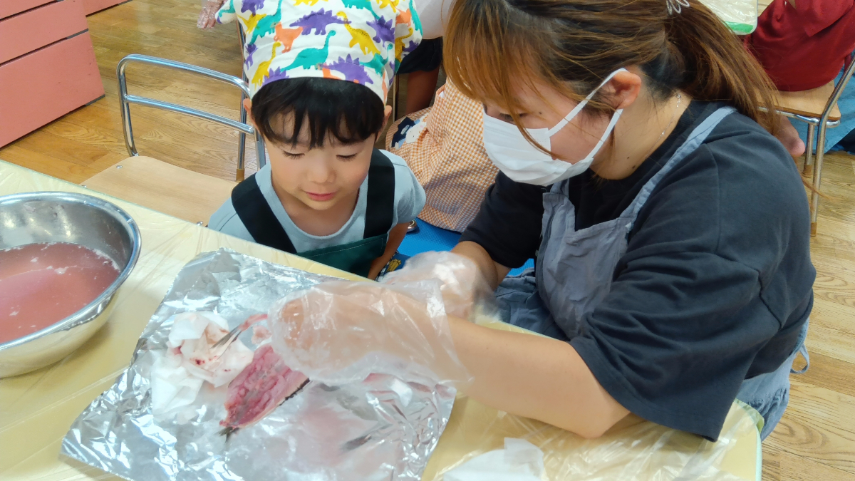 かば焼きの準備をする様子