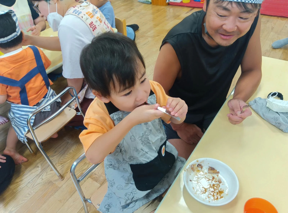 かば焼きをほおばる子ども