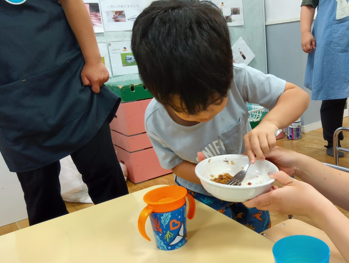 かば焼きを食べる子ども