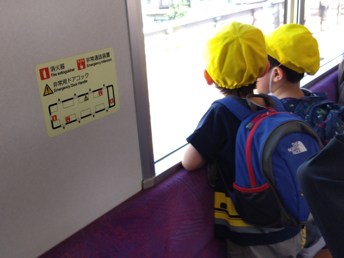 車窓からの景色を眺める子どもたち