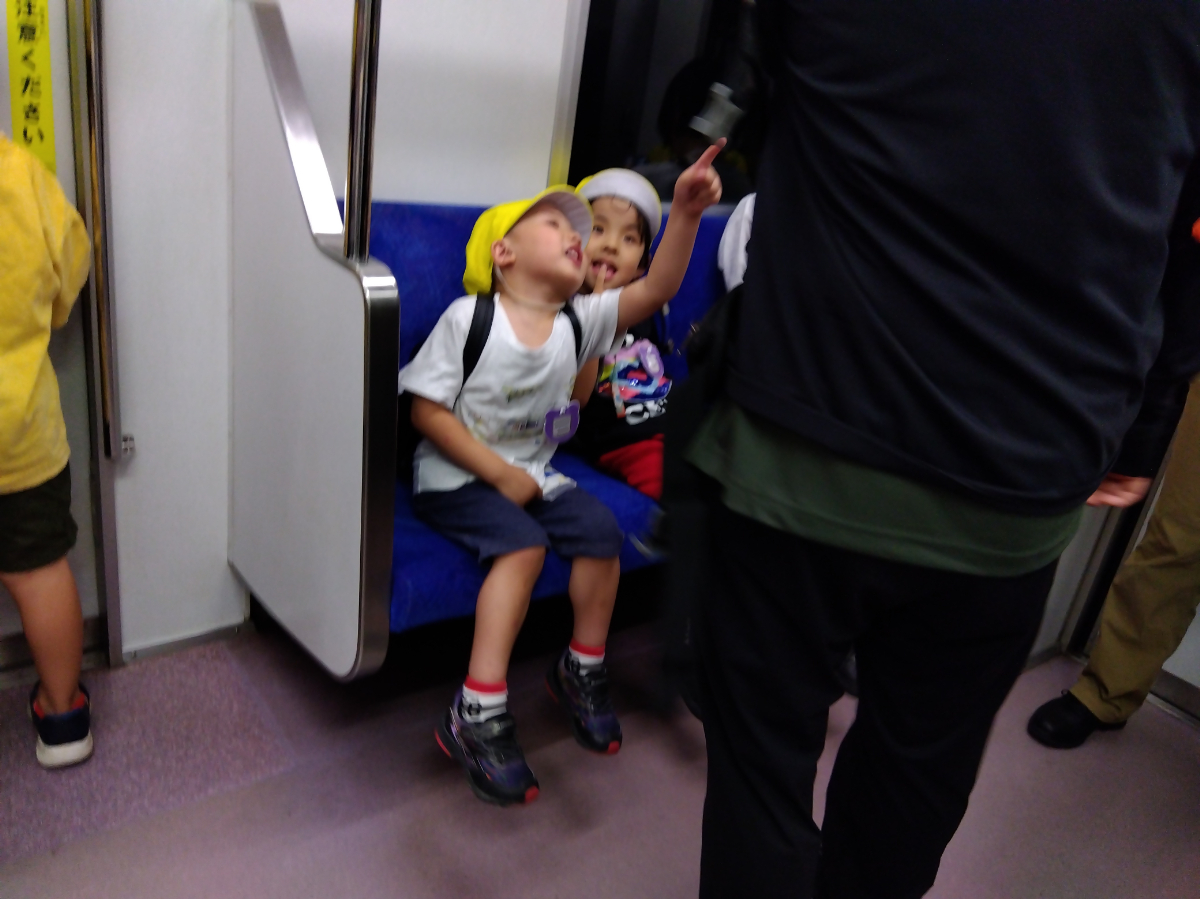 電車に乗って楽しそうな子どもたち