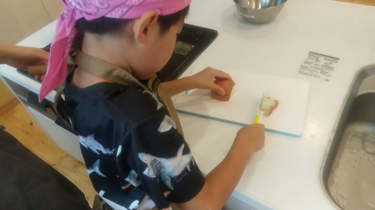 玉ねぎを切る子ども