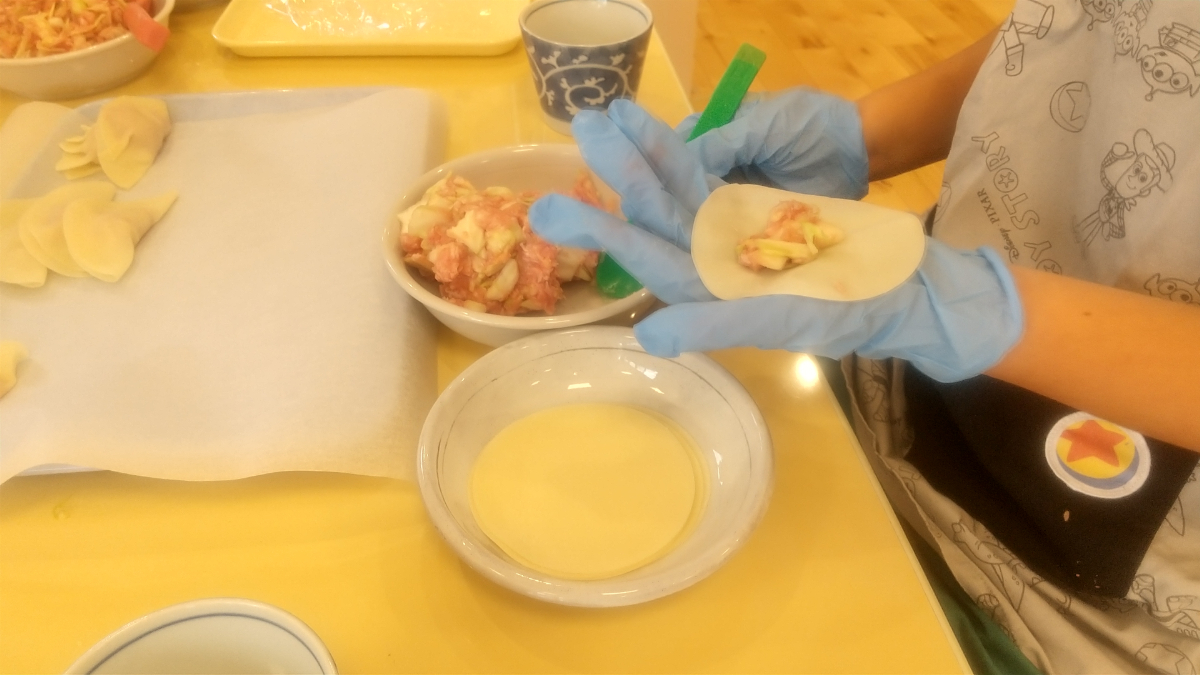 餃子を包む子ども