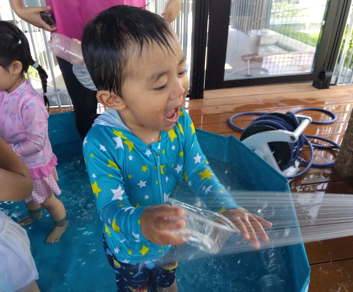 プールで水を浴びる子ども