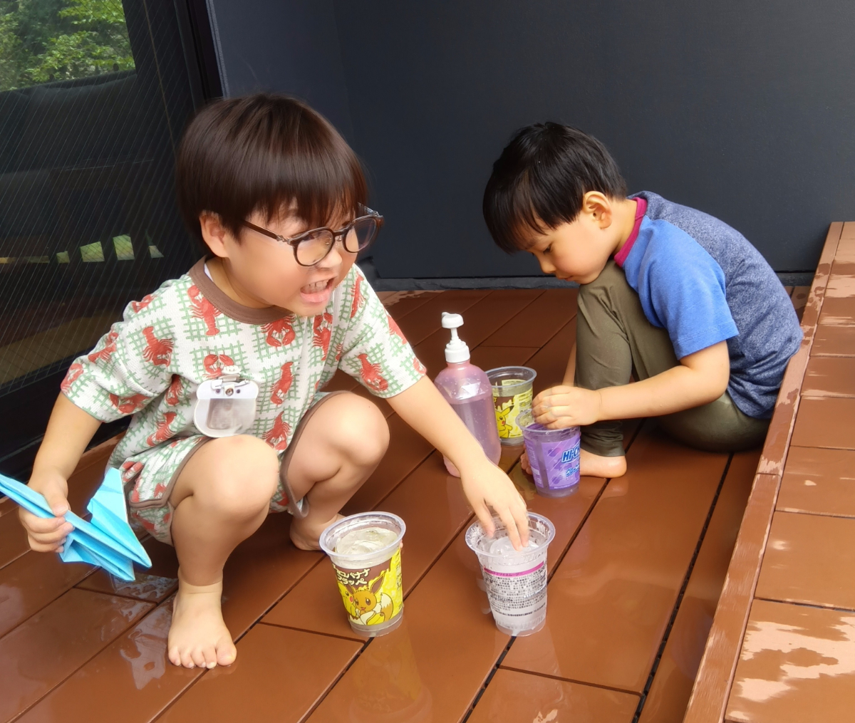 水遊びをする子どもたち