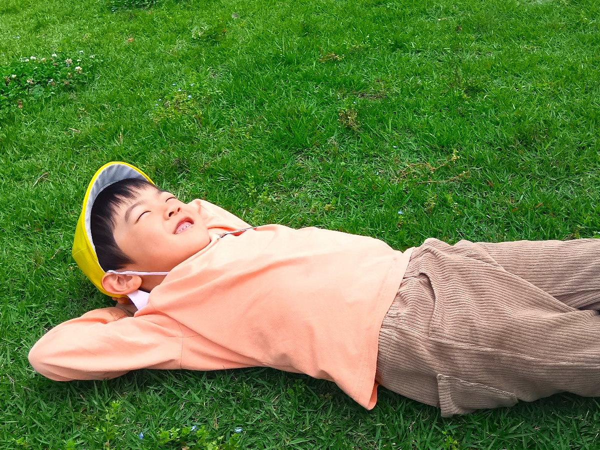 芝生に寝転ぶ