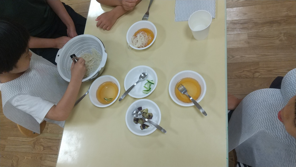 茹であがったそうめんを食べる子どもたち