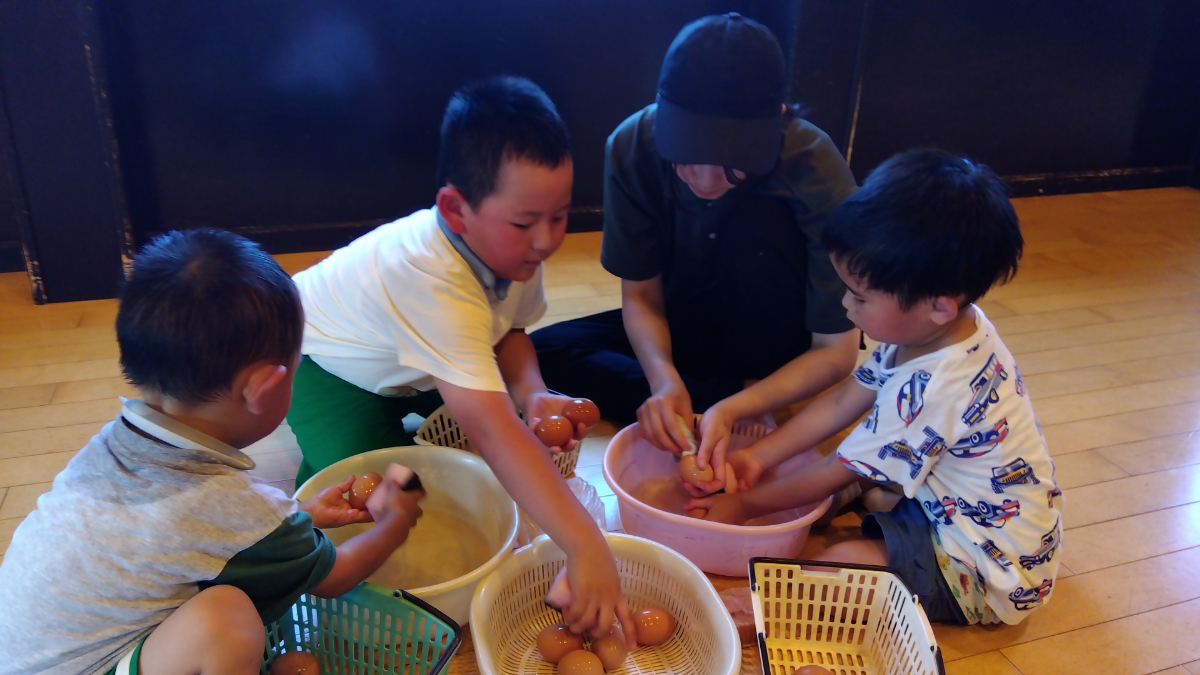 収穫した卵を洗う子どもたち