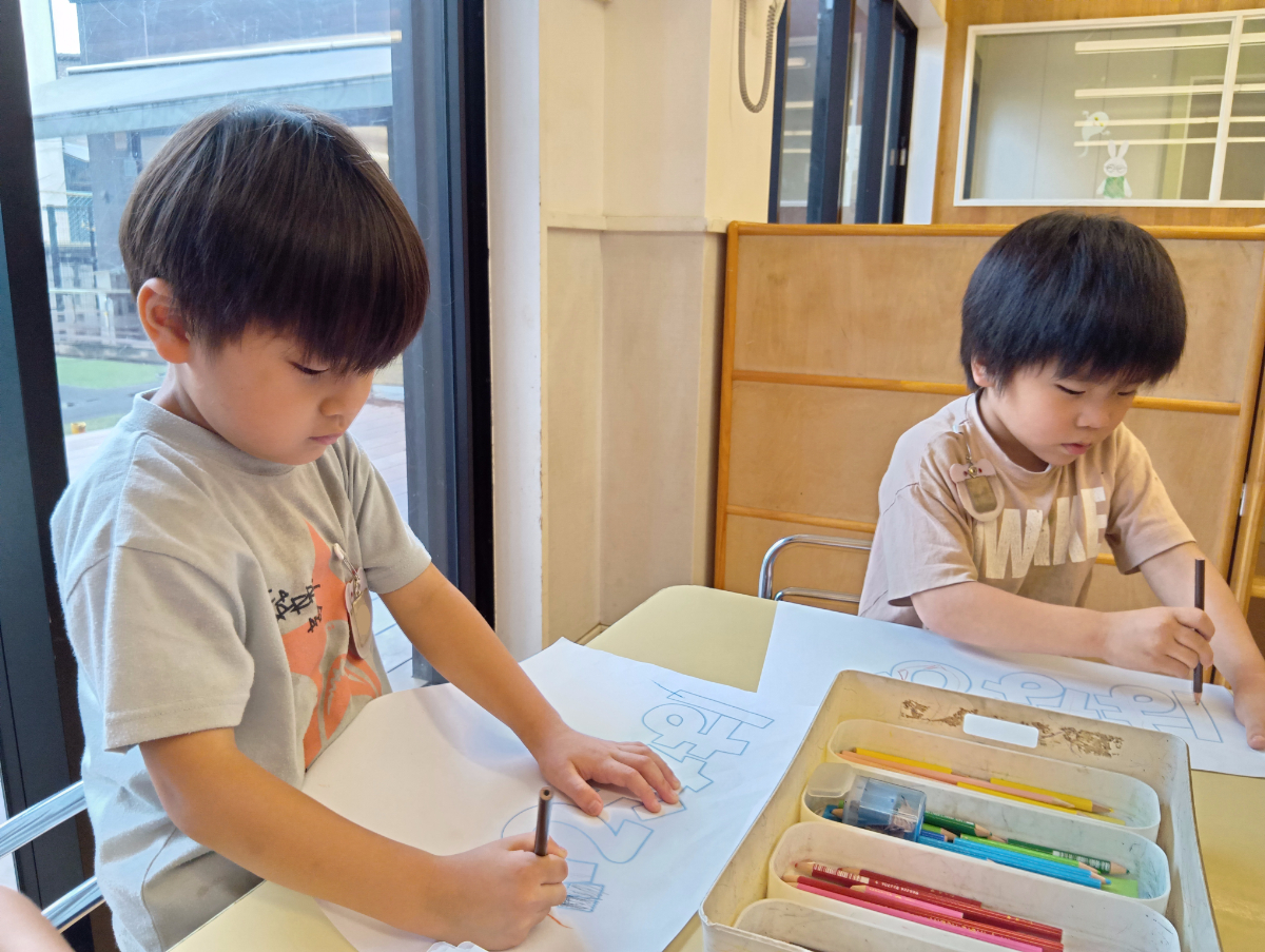 色塗りをする子どもたち