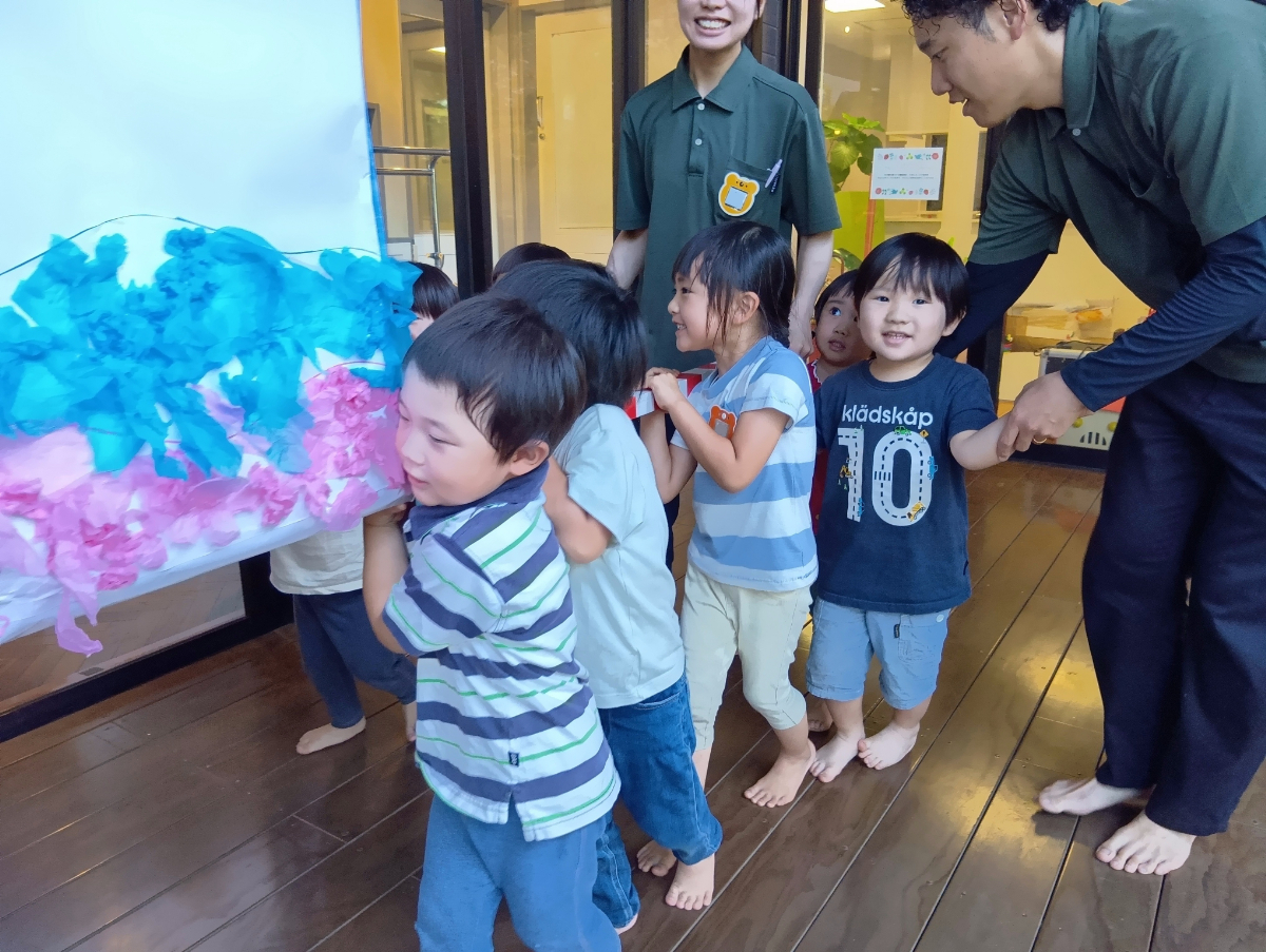 神輿を担ぐ子どもたち