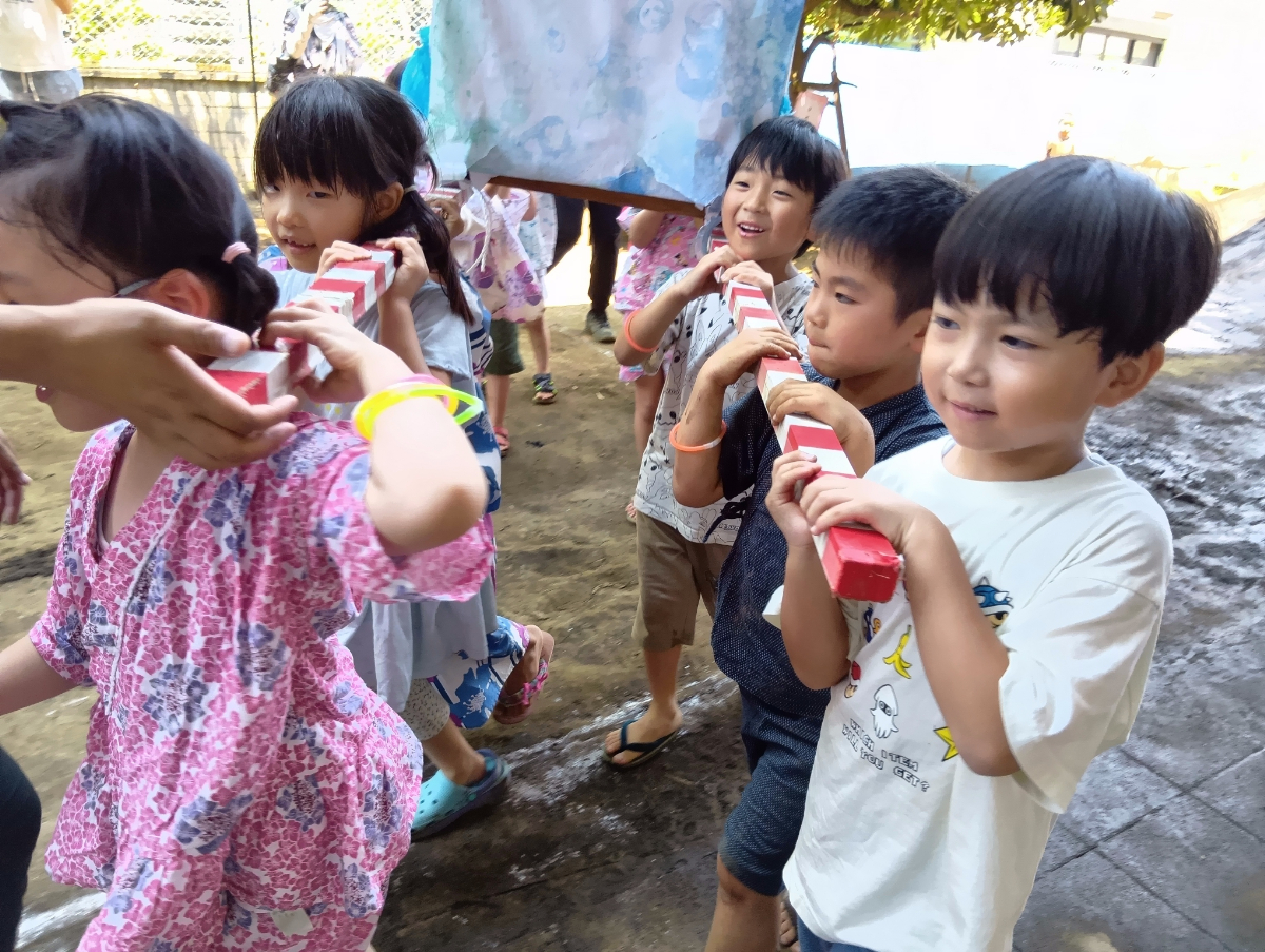 完成した神輿を担ぐ子どもたち