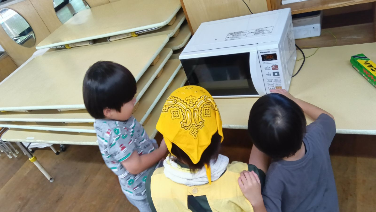 レンジを眺める子どもたち