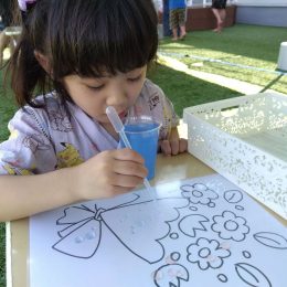 発達支援つむぎ 桶川「混ぜて・ぬって・流して　色水遊びから見つけた発見」