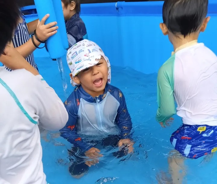 プールで水遊びをする子どもたち