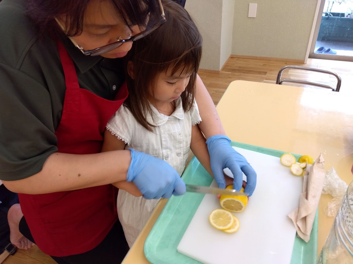 包丁でレモンを切る子ども