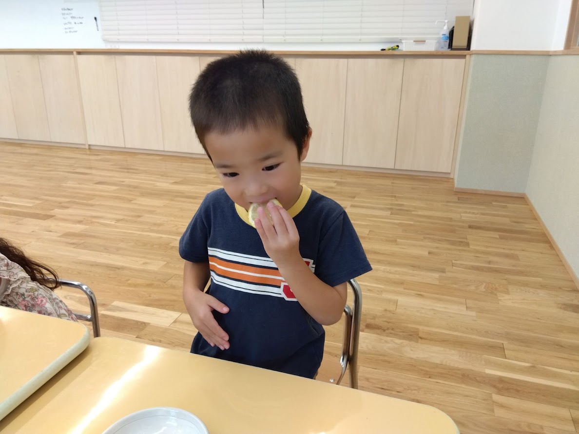 レモンを食べる子ども