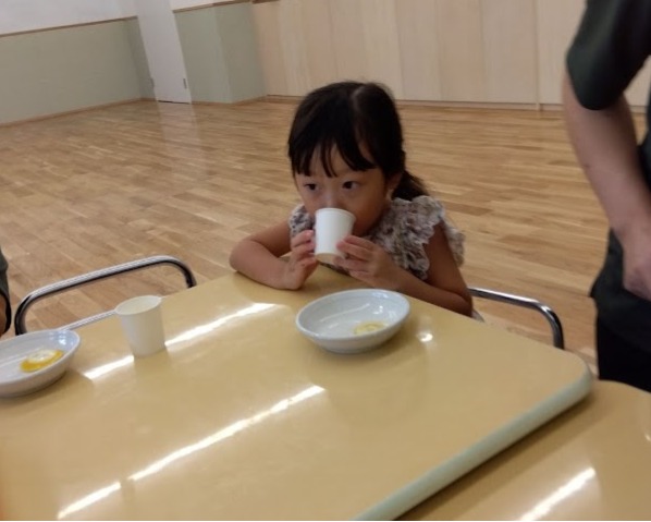 レモンジュースを飲む子ども