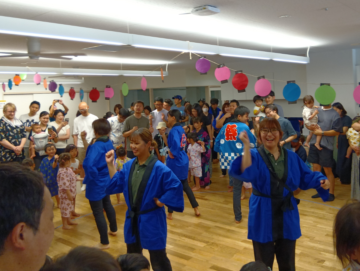 みんなで盆踊りをする様子