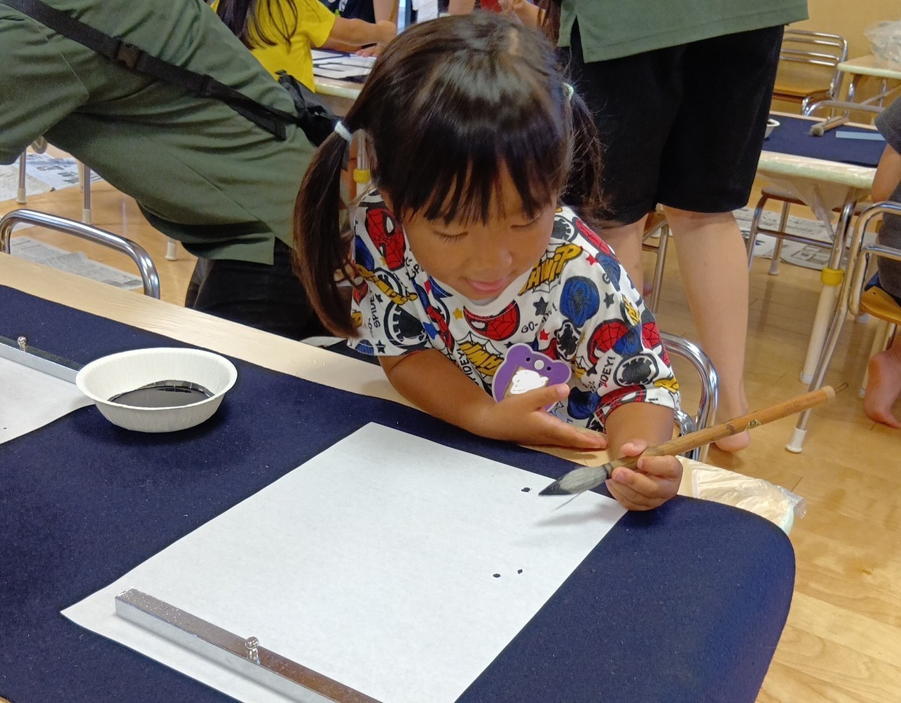 筆を使う子ども