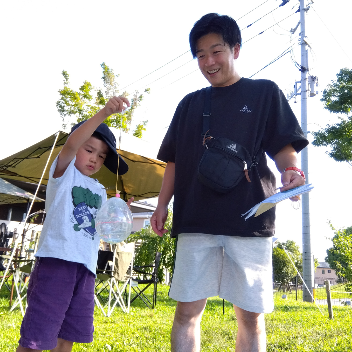 ヨーヨーで遊ぶ親子