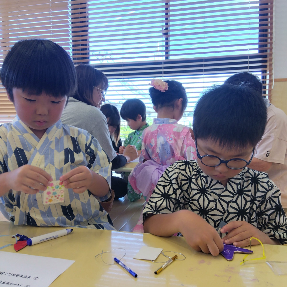 製作に取り組む子どもたち