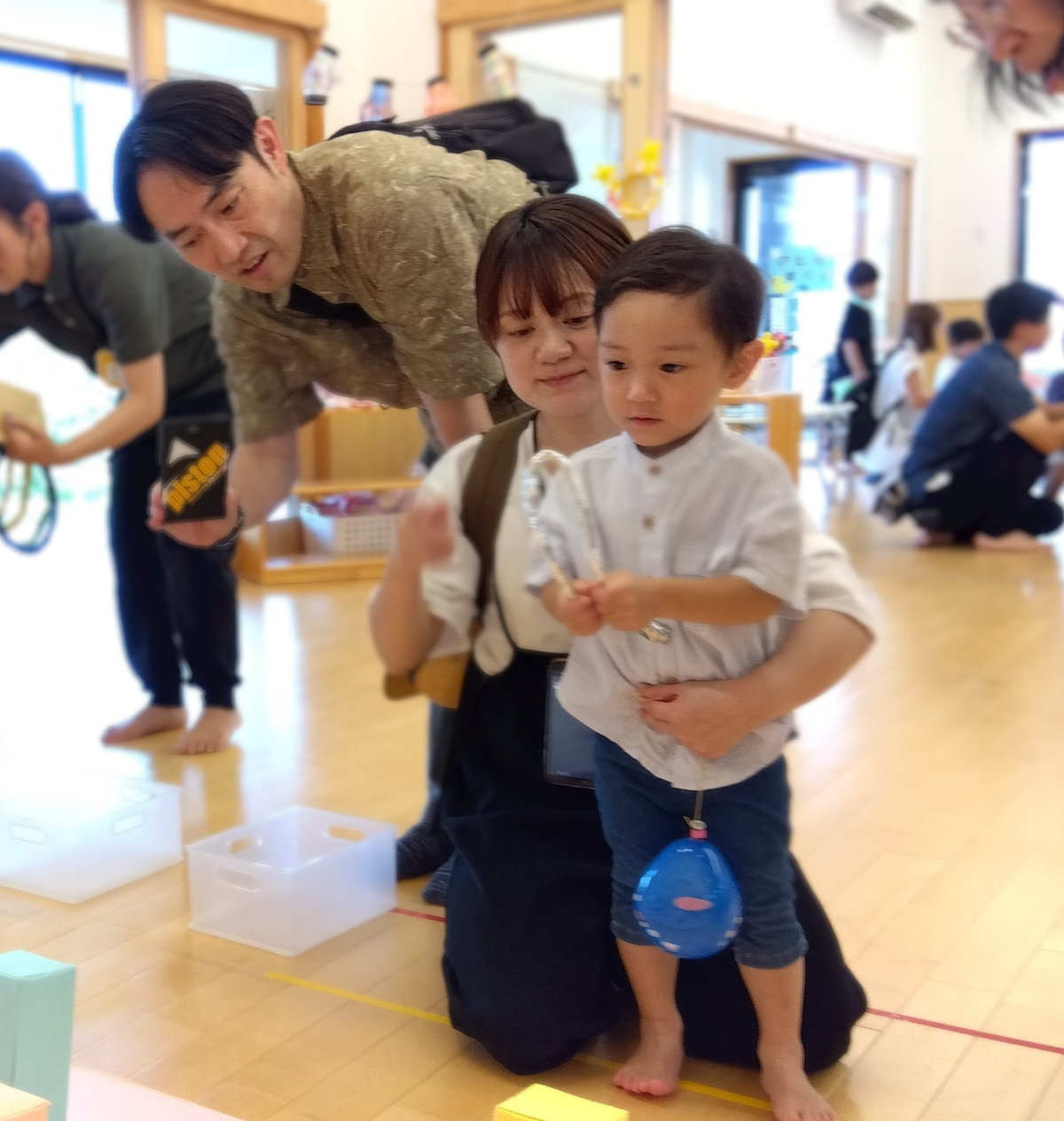 ヨーヨーをもつ子ども