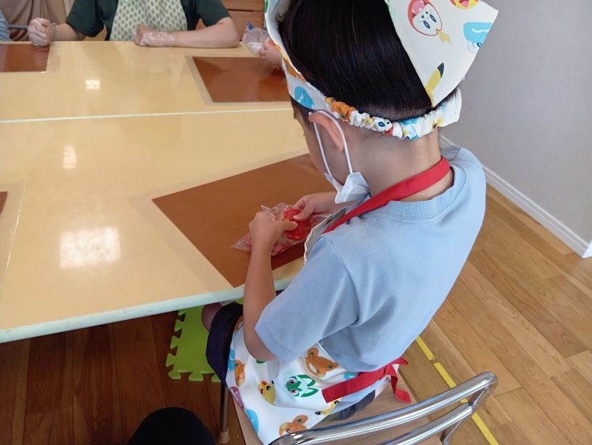 トマトを手でつぶす