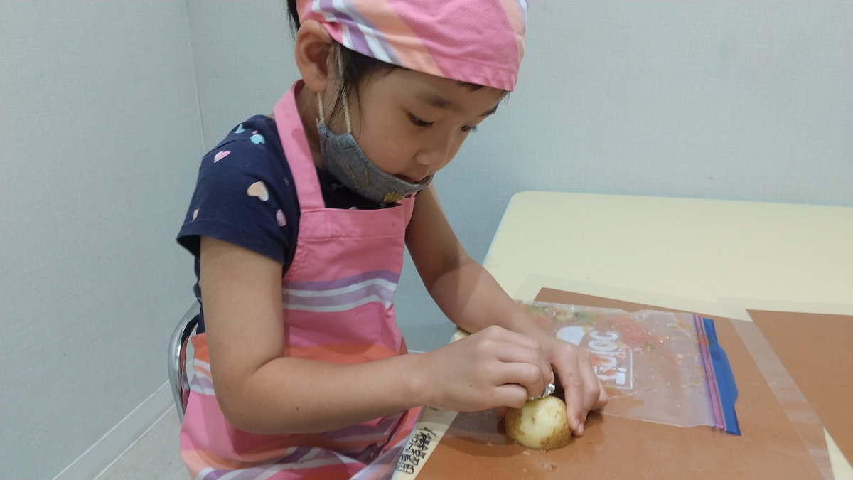 じゃがいもの皮をむく