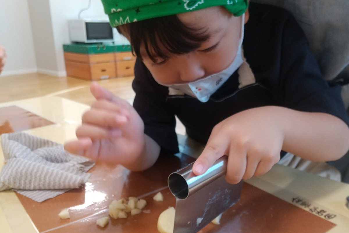 スケッパーで野菜を切る