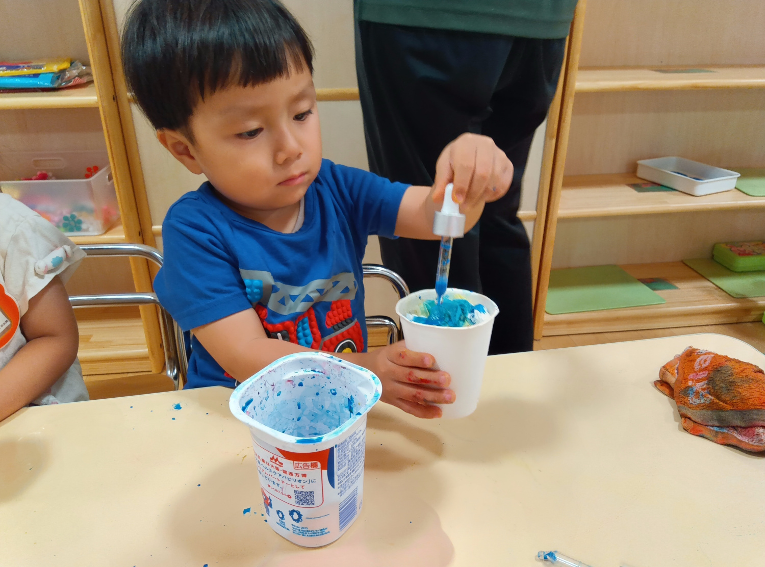 ティッシュに色をつける子ども