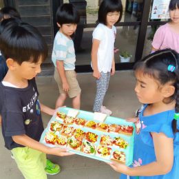 発達支援つむぎ 宮下「育てた野菜で野菜のピザを作ったよ」