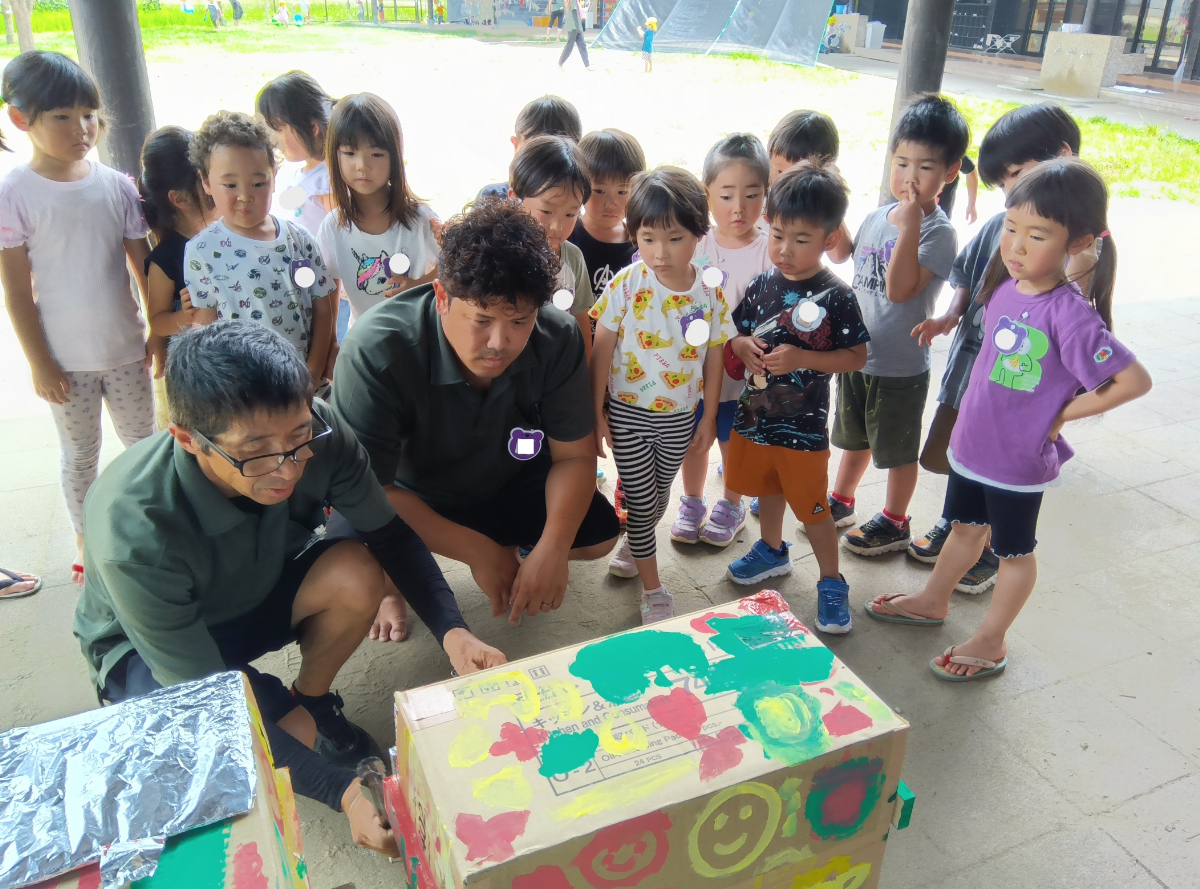 段ボールトースターにピザを入れる様子