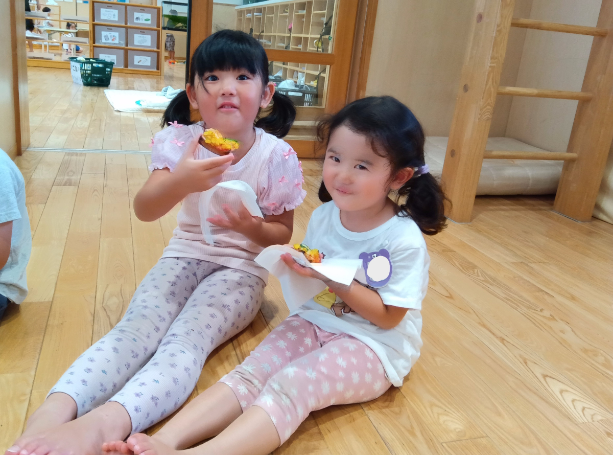 ピザをおいしく味わう子どもたち