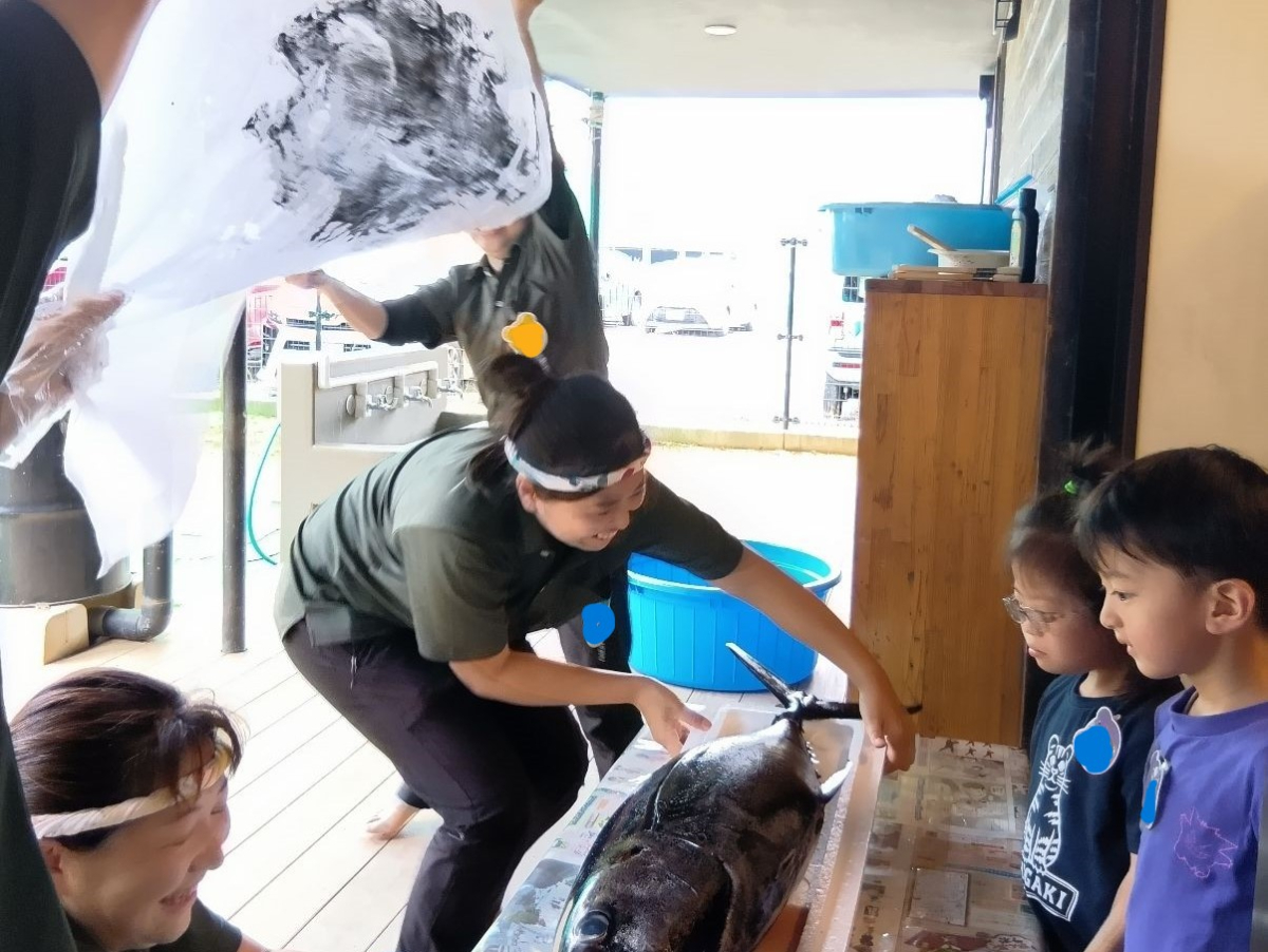 まぐろの魚拓をとる様子