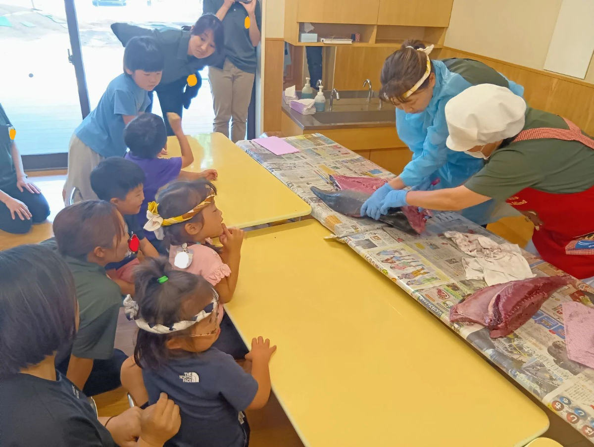 まぐろを解体する様子