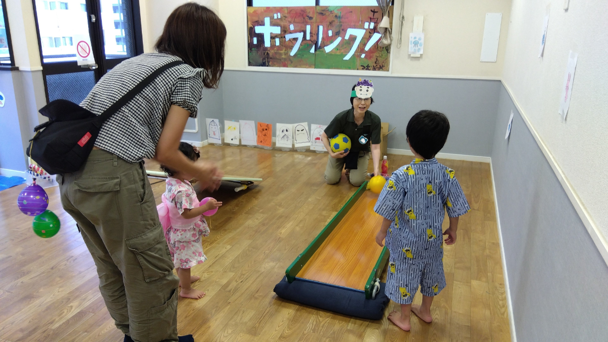 ボーリングをする子ども