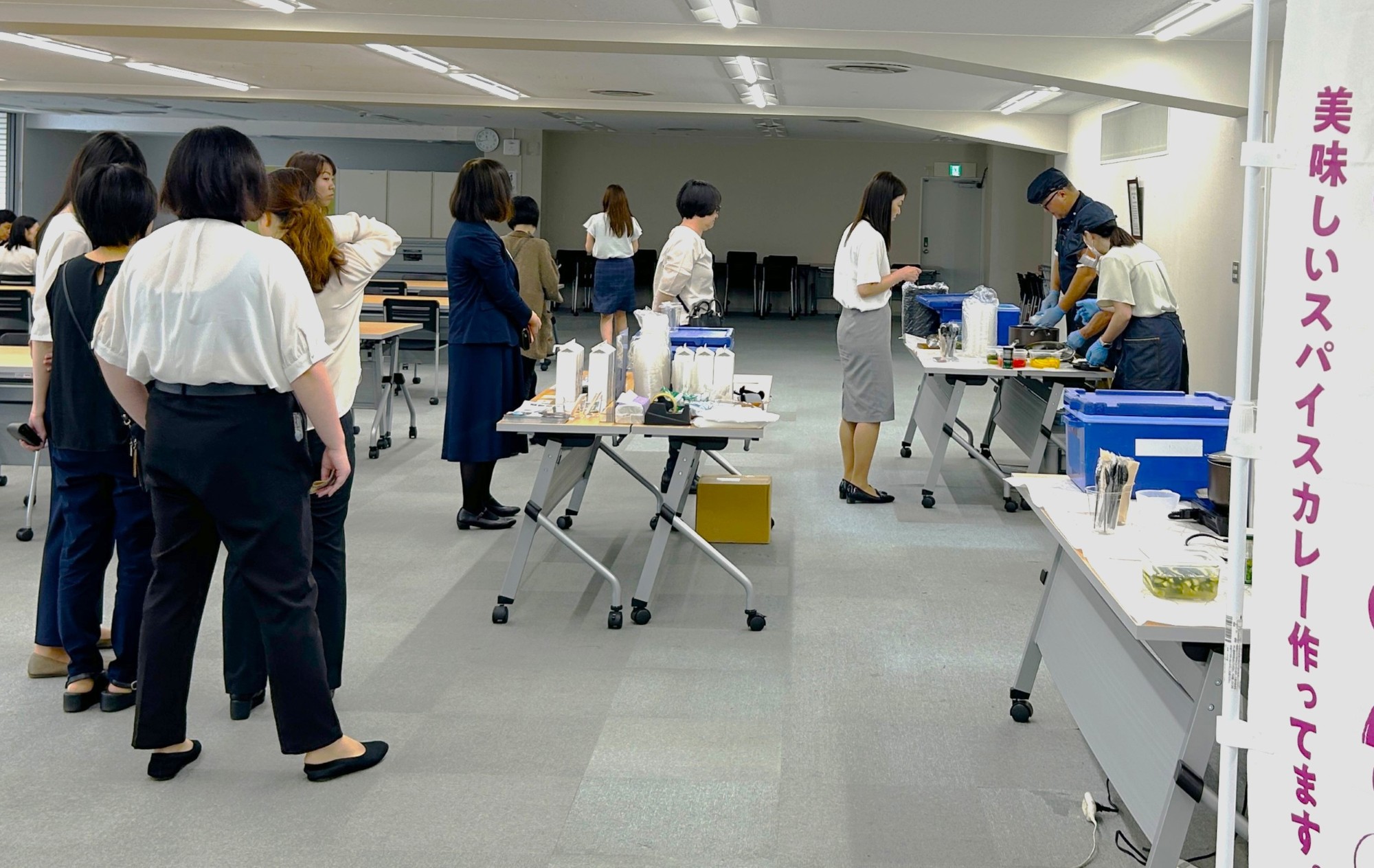 販売時間開始と同時に行列ができる様子