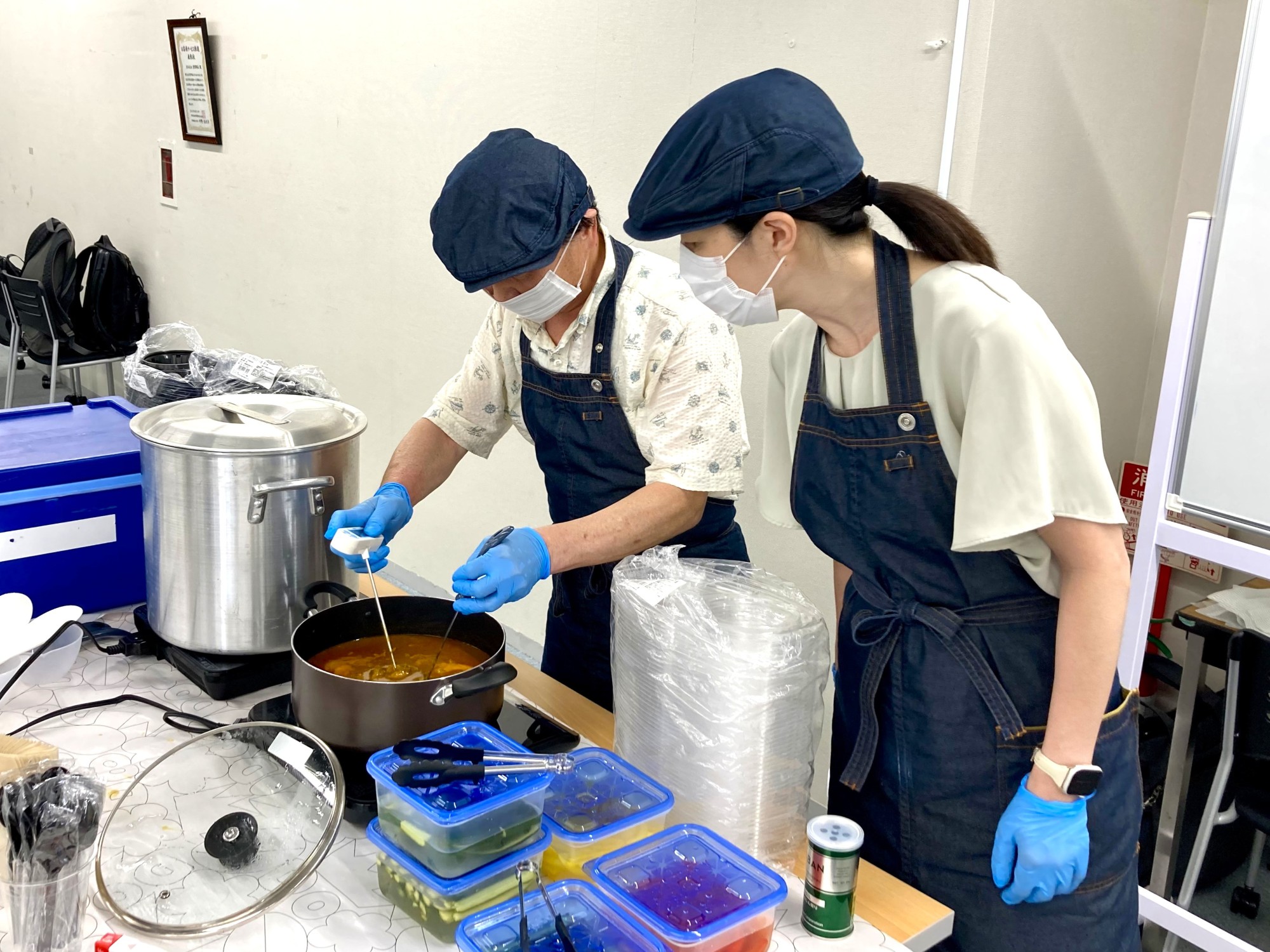 利用者の方たちがカレーの温度を調べる様子