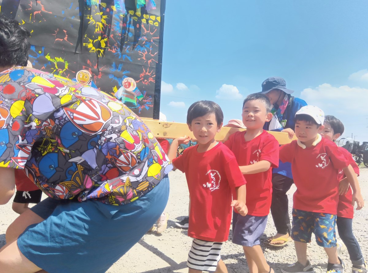 お神輿を担ぐ子どもたち