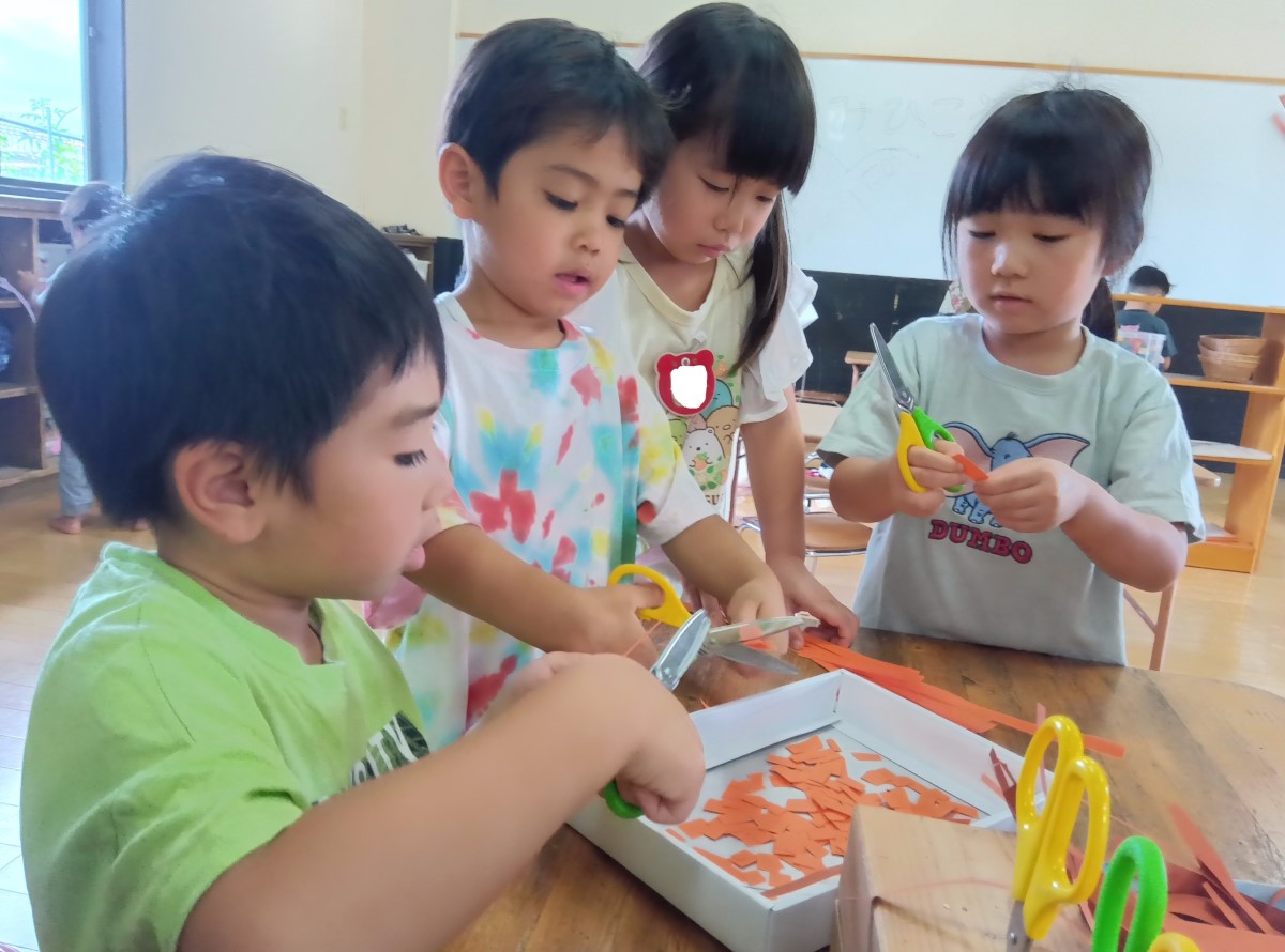 画用紙を切る子どもたち