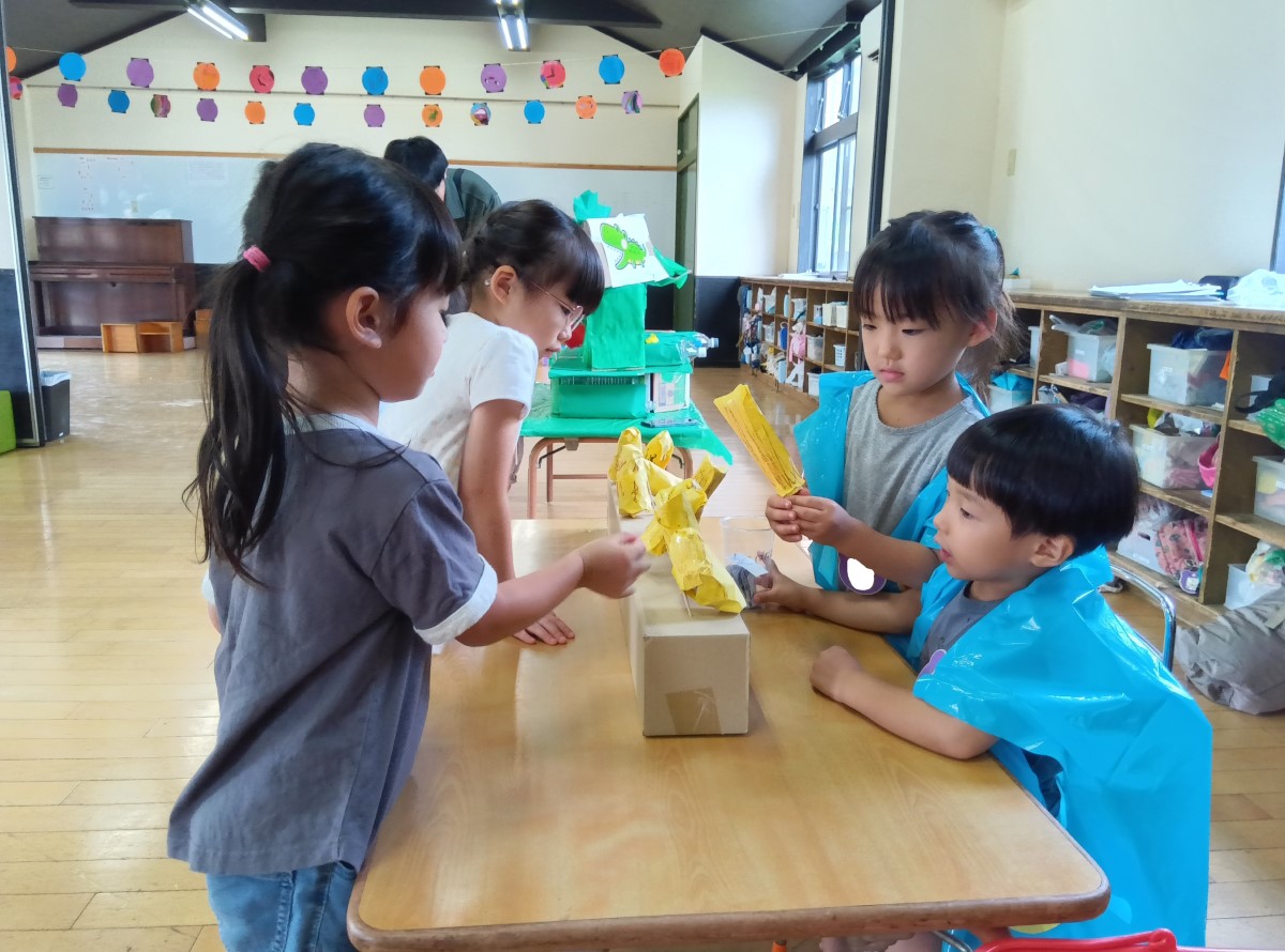 お店屋さんごっこをする子どもたち