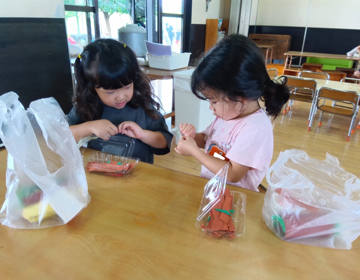 品物を見せ合う子どもたち