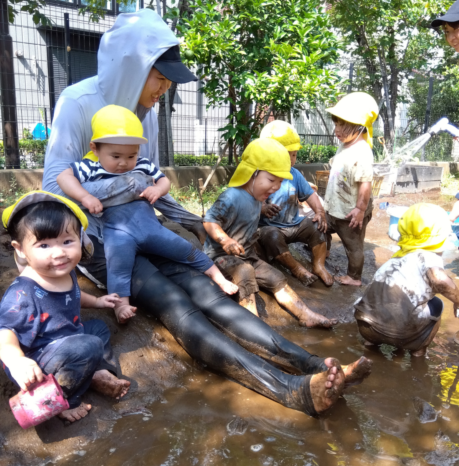泥遊びをする子どもたち