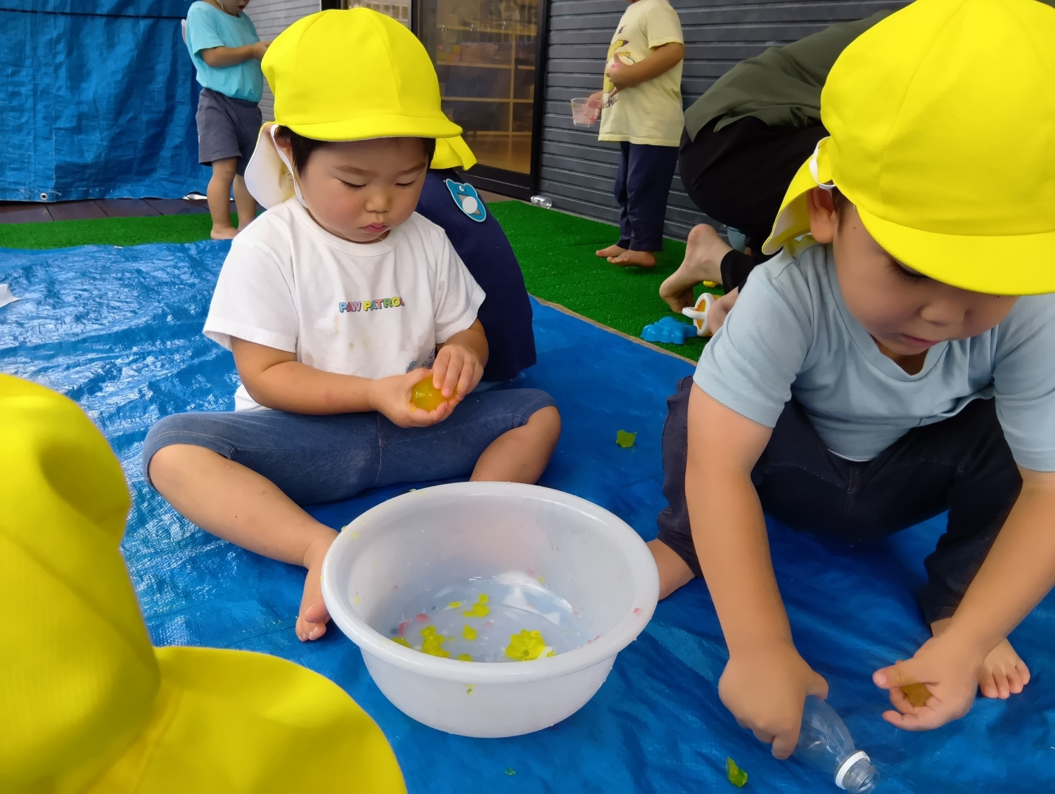 水遊びをする子どもたち