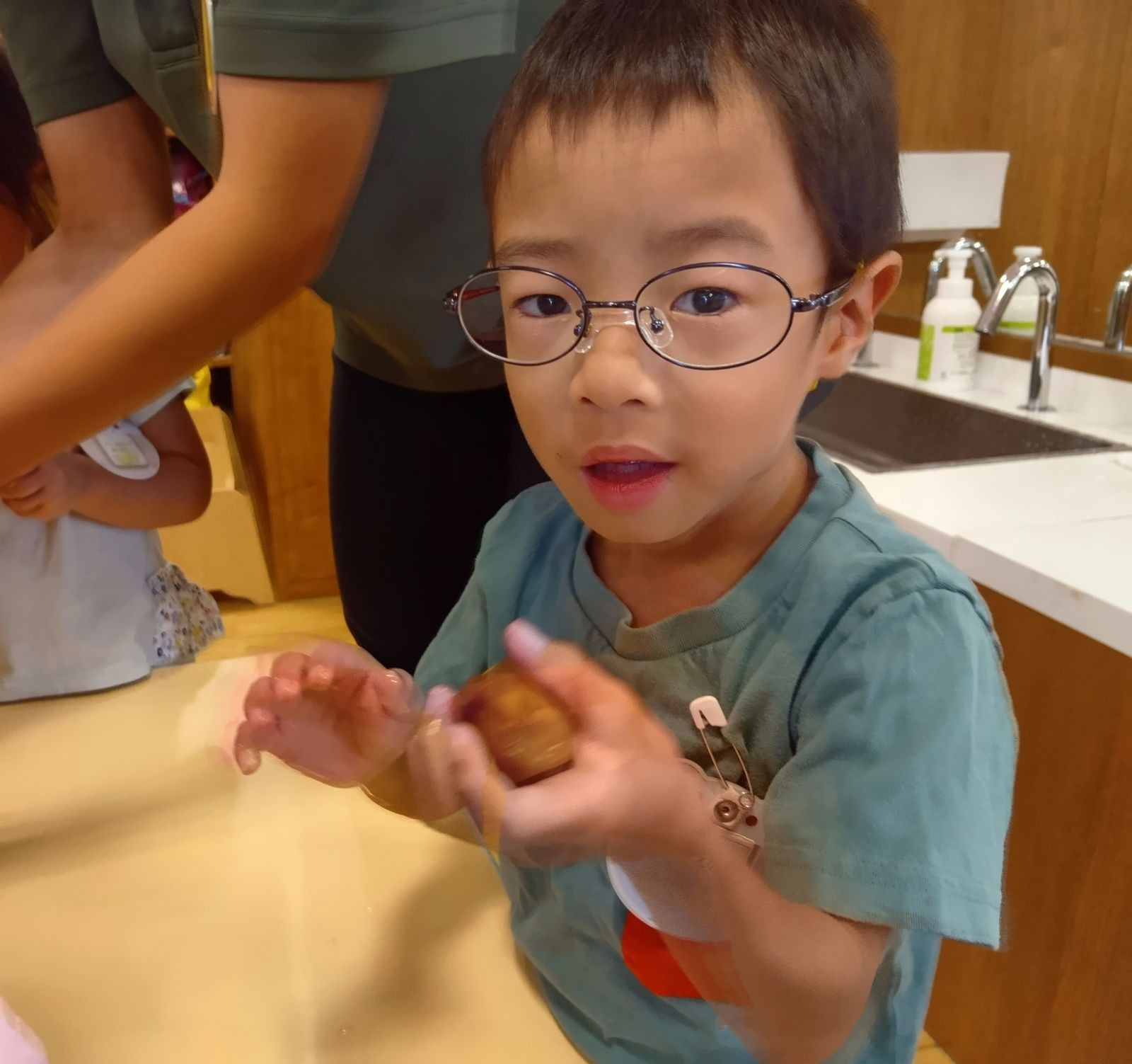 梅干しに触れる子ども