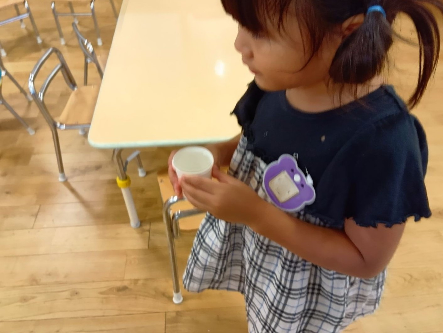 梅ジュースを飲む子ども